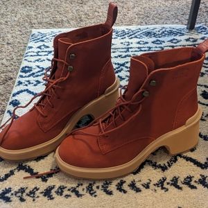 Sorel HiLine Boots Size 8